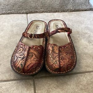 Alegria Shoes Tuscany Golden Girl Size 39 - Gold and Maroon Paisley Mule / Clog